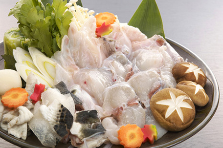 ふぐ鍋（てっちり）に合うお野菜・材料  ：　だし昆布、白菜、人参、長ネギ、春菊、お豆腐、くずきり、生しいたけ、えのき茸　　など